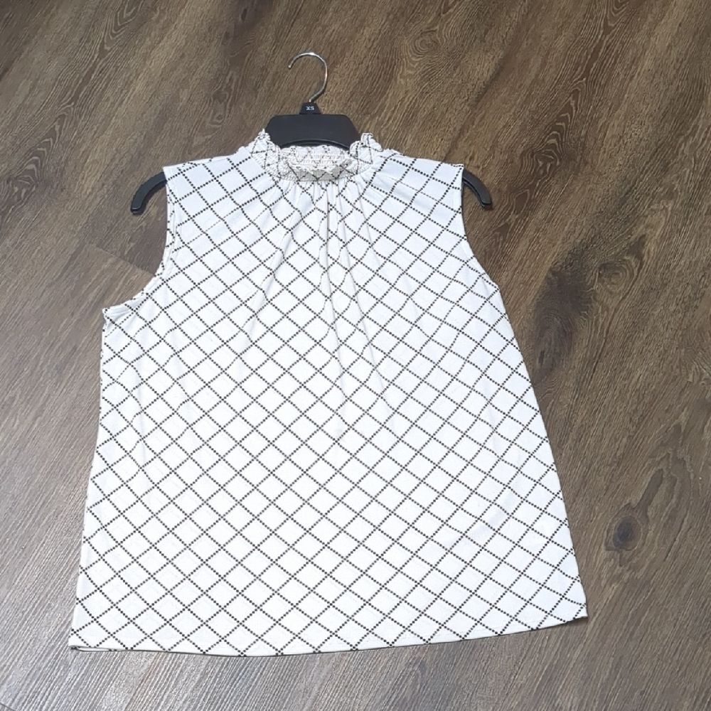 Elle White Sleeveless Mock-Ruffle Camisole with Black Diamond Grid, sz M